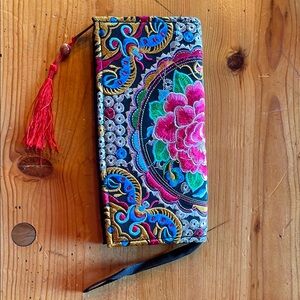 Embroidered Floral Women's Clutch